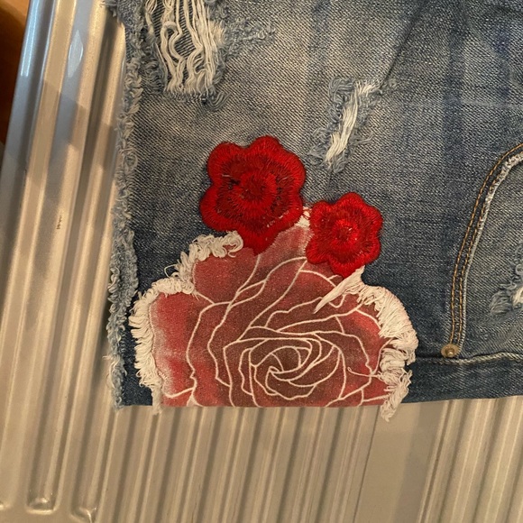 EMBROIDERED mid rise denim shorts - Picture 4 of 5